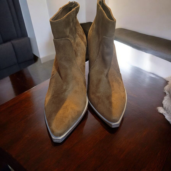 Steve Madden Suxe Tan Faux Suede Block Heel Ankle Booties Size 10 NWOT - Picture 2 of 3